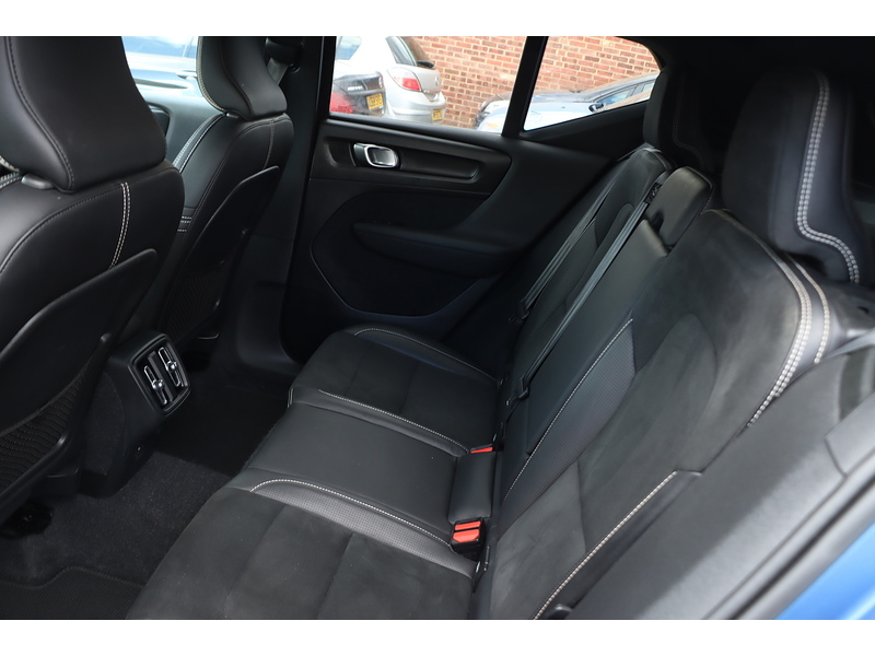 Volvo 2.0 T4 R-DESIGN SUV 5DR PETROL AUTO SATNAV BLUETOOTH DAB RADIO REAR & 360 CAMERA PARKING AIDS JUST 2 OWNERS SAME OWNER FOR 3 YEARS ONLY 60000 MILES SH 72-74 Mitcham Road