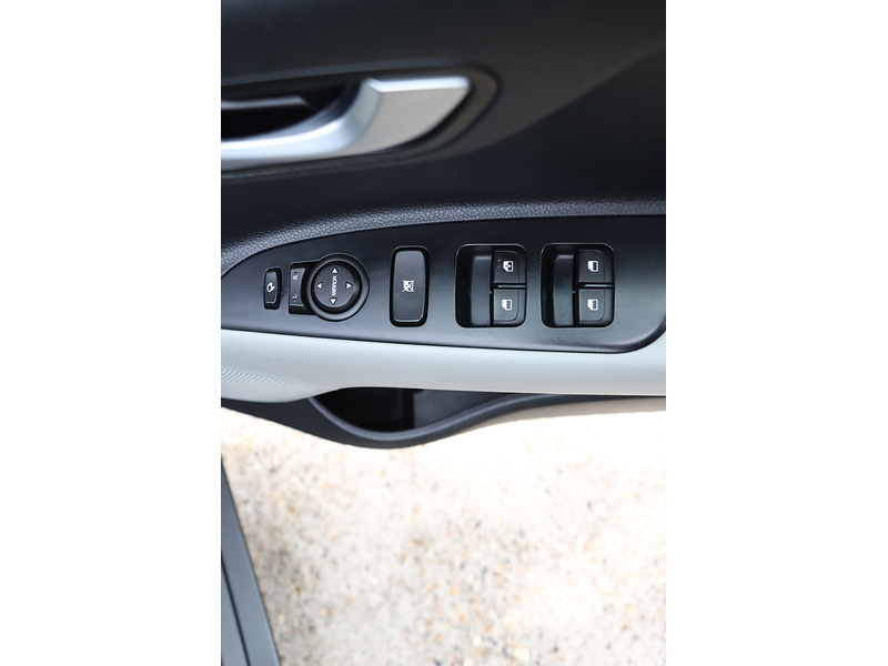 Kia 1.0 T-GDI 3 SUV 5DR PETROL DCT AUTO SATNAV BLUETOOTH DAB RADIO APPLE CARPLAY REAR CAMERA PARKING AIDS JUST 2 OWNERS ONLY 52000 MILES SH NO ULEZ CHARGE 72-74 Mitcham Road
