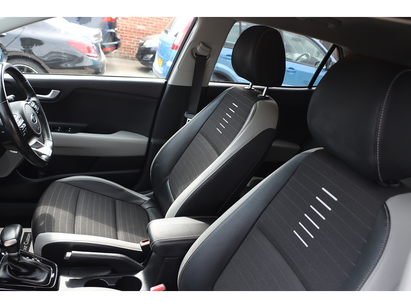 Kia 1.0 T-GDI 3 SUV 5DR PETROL DCT AUTO SATNAV BLUETOOTH DAB RADIO APPLE CARPLAY REAR CAMERA PARKING AIDS JUST 2 OWNERS ONLY 52000 MILES SH NO ULEZ CHARGE 72-74 Mitcham Road