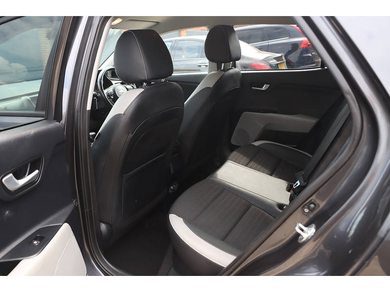 Kia 1.0 T-GDI 3 SUV 5DR PETROL DCT AUTO SATNAV BLUETOOTH DAB RADIO APPLE CARPLAY REAR CAMERA PARKING AIDS JUST 2 OWNERS ONLY 52000 MILES SH NO ULEZ CHARGE 72-74 Mitcham Road