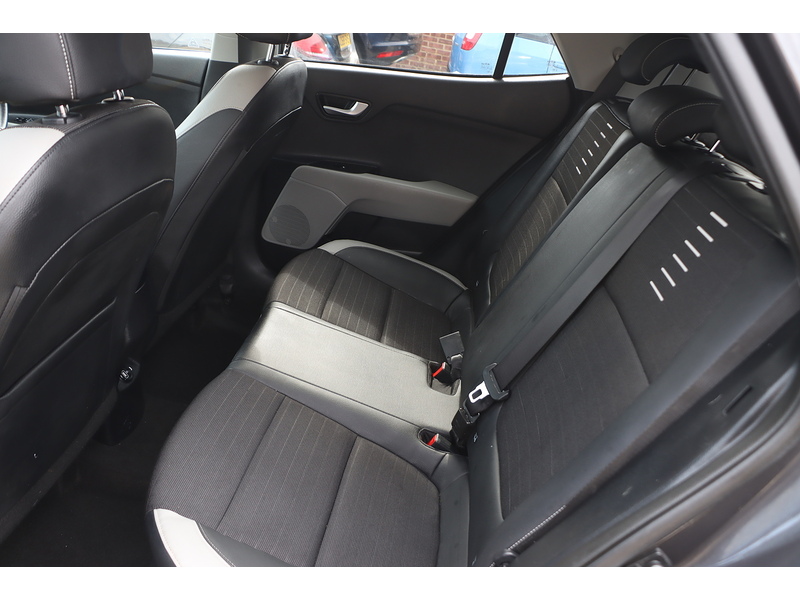Kia 1.0 T-GDI 3 SUV 5DR PETROL DCT AUTO SATNAV BLUETOOTH DAB RADIO APPLE CARPLAY REAR CAMERA PARKING AIDS JUST 2 OWNERS ONLY 52000 MILES SH NO ULEZ CHARGE 72-74 Mitcham Road