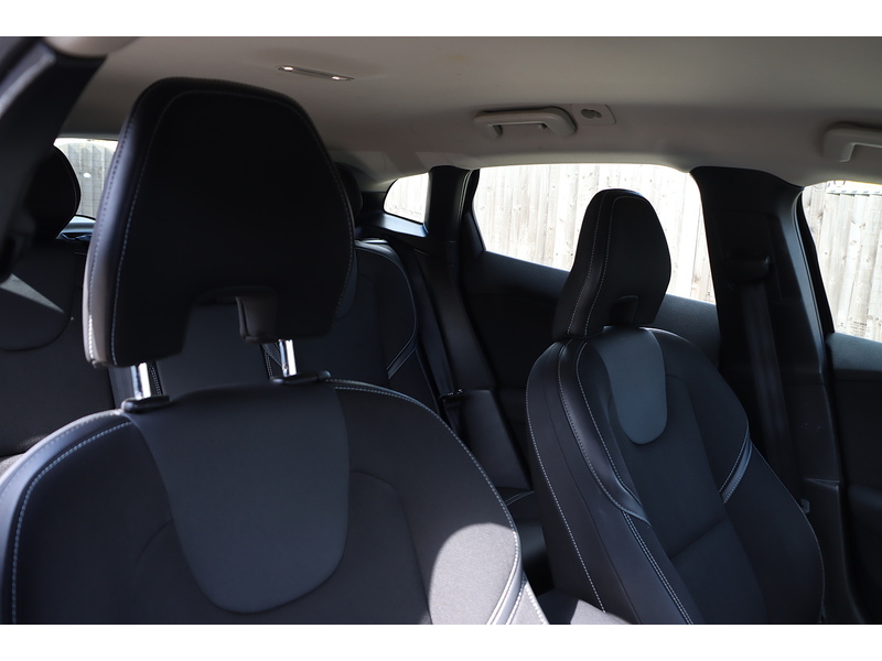 Volvo 2.0 T2 MOMENTUM HATCHBACK 5DR PETROL MANUAL HEATED SEATS BLUETOOTH DAB STEREO PARKING AIDS JUST 2 OWNERS SAME OWNER FOR 3 YEARS ONLY 67000 MILES SH 72-74 Mitcham Road