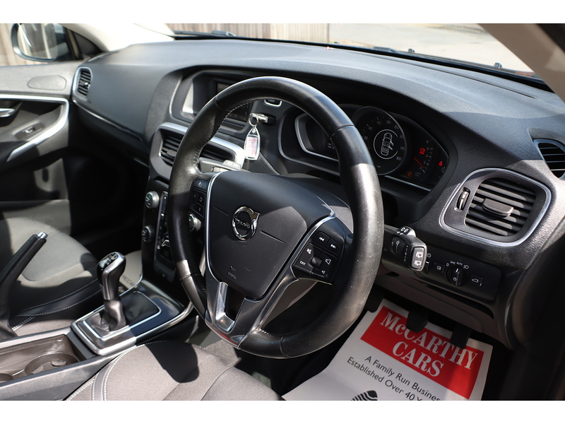 Volvo 2.0 T2 MOMENTUM HATCHBACK 5DR PETROL MANUAL HEATED SEATS BLUETOOTH DAB STEREO PARKING AIDS JUST 2 OWNERS SAME OWNER FOR 3 YEARS ONLY 67000 MILES SH 72-74 Mitcham Road