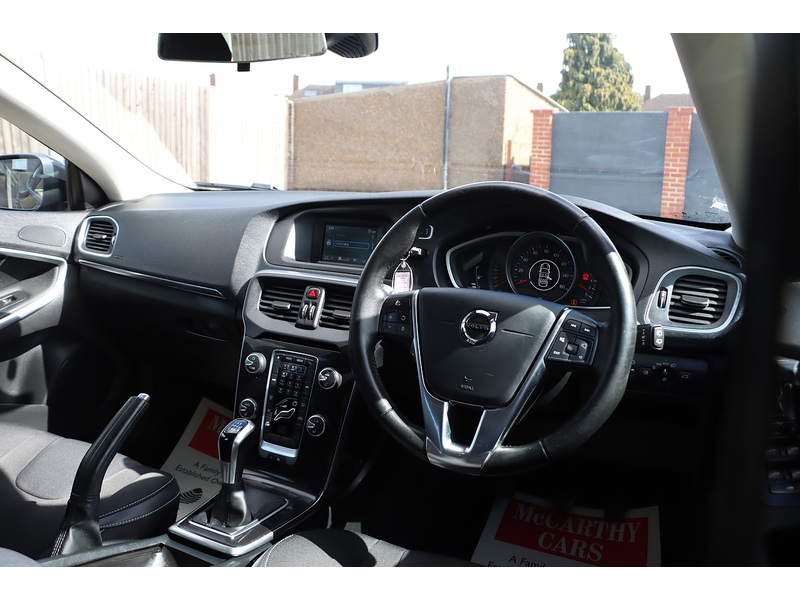Volvo 2.0 T2 MOMENTUM HATCHBACK 5DR PETROL MANUAL HEATED SEATS BLUETOOTH DAB STEREO PARKING AIDS JUST 2 OWNERS SAME OWNER FOR 3 YEARS ONLY 67000 MILES SH 72-74 Mitcham Road