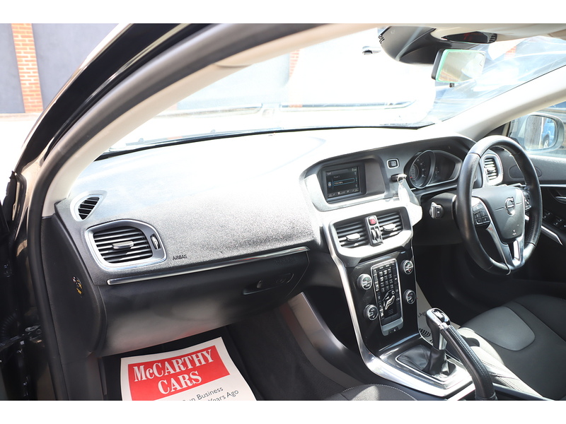 Volvo 2.0 T2 MOMENTUM HATCHBACK 5DR PETROL MANUAL HEATED SEATS BLUETOOTH DAB STEREO PARKING AIDS JUST 2 OWNERS SAME OWNER FOR 3 YEARS ONLY 67000 MILES SH 72-74 Mitcham Road