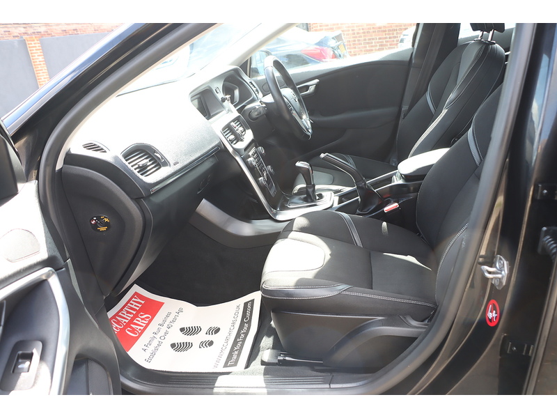 Volvo 2.0 T2 MOMENTUM HATCHBACK 5DR PETROL MANUAL HEATED SEATS BLUETOOTH DAB STEREO PARKING AIDS JUST 2 OWNERS SAME OWNER FOR 3 YEARS ONLY 67000 MILES SH 72-74 Mitcham Road