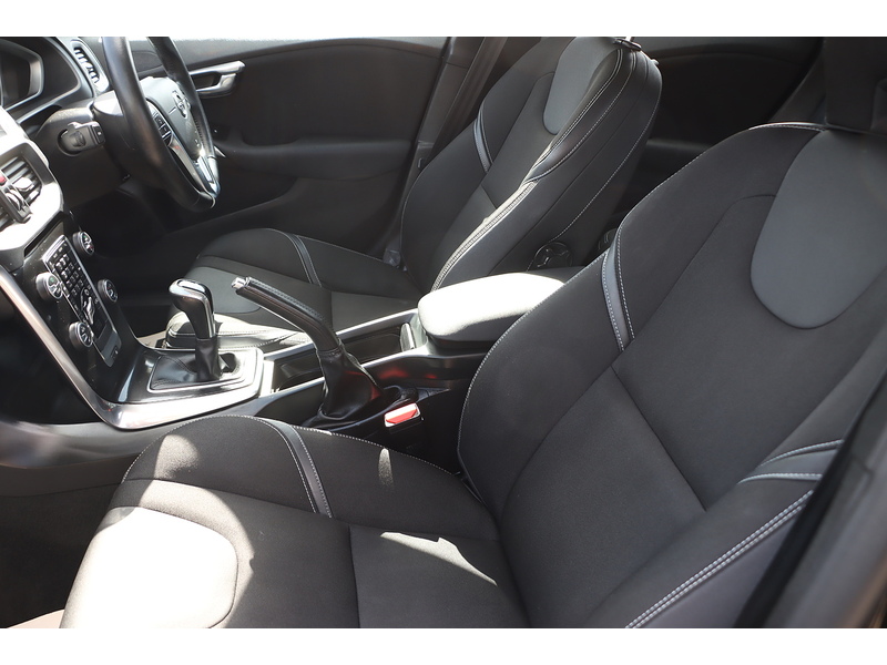 Volvo 2.0 T2 MOMENTUM HATCHBACK 5DR PETROL MANUAL HEATED SEATS BLUETOOTH DAB STEREO PARKING AIDS JUST 2 OWNERS SAME OWNER FOR 3 YEARS ONLY 67000 MILES SH 72-74 Mitcham Road