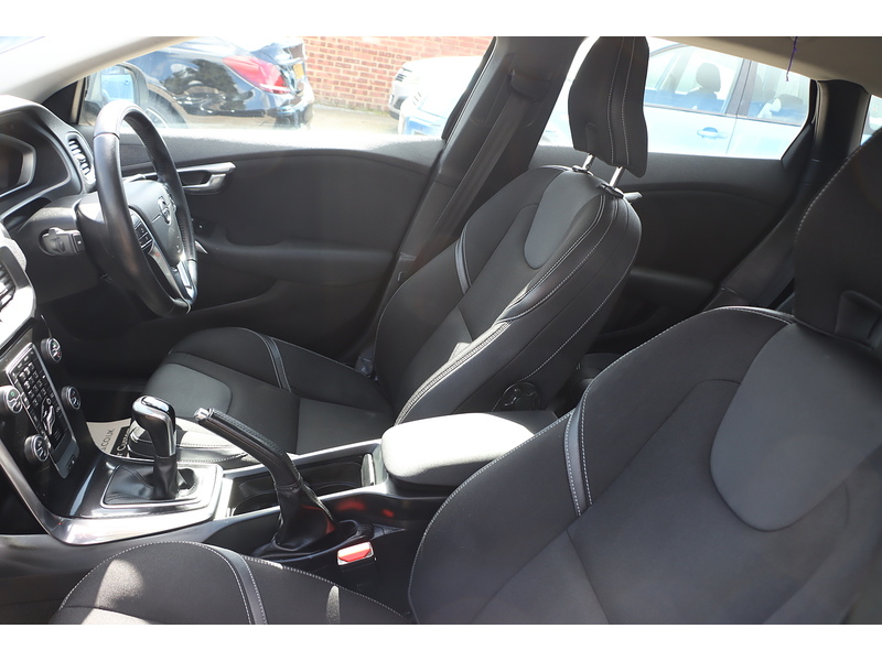 Volvo 2.0 T2 MOMENTUM HATCHBACK 5DR PETROL MANUAL HEATED SEATS BLUETOOTH DAB STEREO PARKING AIDS JUST 2 OWNERS SAME OWNER FOR 3 YEARS ONLY 67000 MILES SH 72-74 Mitcham Road
