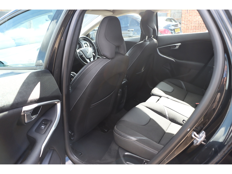 Volvo 2.0 T2 MOMENTUM HATCHBACK 5DR PETROL MANUAL HEATED SEATS BLUETOOTH DAB STEREO PARKING AIDS JUST 2 OWNERS SAME OWNER FOR 3 YEARS ONLY 67000 MILES SH 72-74 Mitcham Road