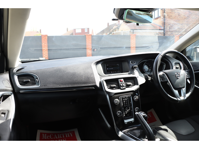 Volvo 2.0 T2 MOMENTUM HATCHBACK 5DR PETROL MANUAL HEATED SEATS BLUETOOTH DAB STEREO PARKING AIDS JUST 2 OWNERS SAME OWNER FOR 3 YEARS ONLY 67000 MILES SH 72-74 Mitcham Road
