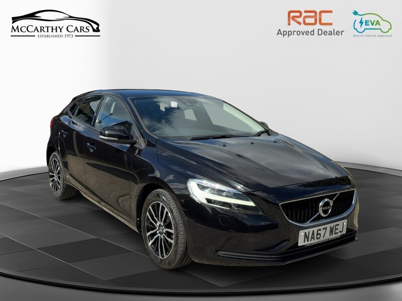 Volvo 2.0 T2 MOMENTUM HATCHBACK 5DR PETROL MANUAL HEATED SEATS BLUETOOTH DAB STEREO PARKING AIDS JUST 2 OWNERS SAME OWNER FOR 3 YEARS ONLY 67000 MILES SH 72-74 Mitcham Road