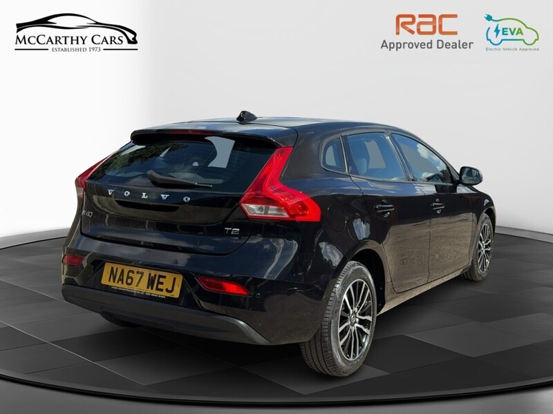 Volvo 2.0 T2 MOMENTUM HATCHBACK 5DR PETROL MANUAL HEATED SEATS BLUETOOTH DAB STEREO PARKING AIDS JUST 2 OWNERS SAME OWNER FOR 3 YEARS ONLY 67000 MILES SH 72-74 Mitcham Road