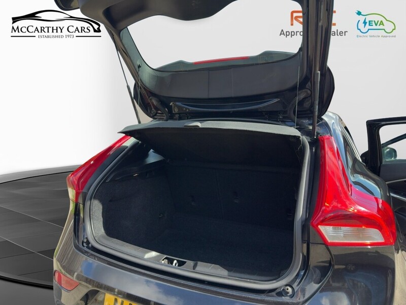 Volvo 2.0 T2 MOMENTUM HATCHBACK 5DR PETROL MANUAL HEATED SEATS BLUETOOTH DAB STEREO PARKING AIDS JUST 2 OWNERS SAME OWNER FOR 3 YEARS ONLY 67000 MILES SH 72-74 Mitcham Road