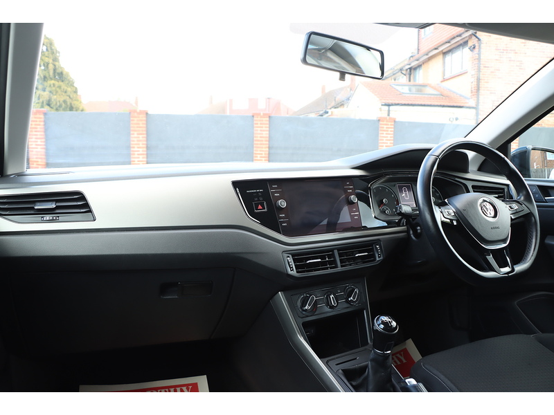 Volkswagen 1.0 TSI SE HATCHBACK 5DR PETROL MANUAL SAT NAV BLUETOOTH DAB STEREO AIR CONDITIONING PARKING AIDS ONLY 65000 MILES FSH NO ULEZ CHARGE 72-74 Mitcham Road