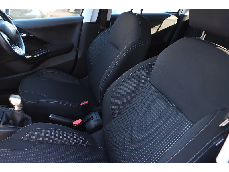 Peugeot 1.2 PURETECH TECH EDITION HATCHBACK 5DR PETROL MANUAL SATNAV BLUETOOTH DAB STEREO REAR CAMERA PARKING AIDS 2 OWNERS ONLY 54000 MILES SH NO ULEZ CHARGE 72-74 Mitcham Road