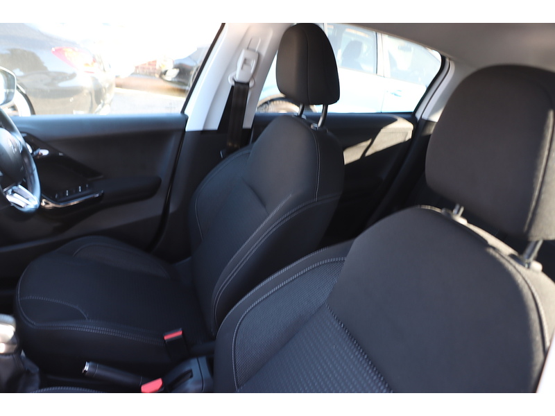 Peugeot 1.2 PURETECH TECH EDITION HATCHBACK 5DR PETROL MANUAL SATNAV BLUETOOTH DAB STEREO REAR CAMERA PARKING AIDS 2 OWNERS ONLY 54000 MILES SH NO ULEZ CHARGE 72-74 Mitcham Road
