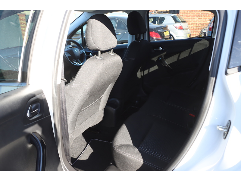 Peugeot 1.2 PURETECH TECH EDITION HATCHBACK 5DR PETROL MANUAL SATNAV BLUETOOTH DAB STEREO REAR CAMERA PARKING AIDS 2 OWNERS ONLY 54000 MILES SH NO ULEZ CHARGE 72-74 Mitcham Road