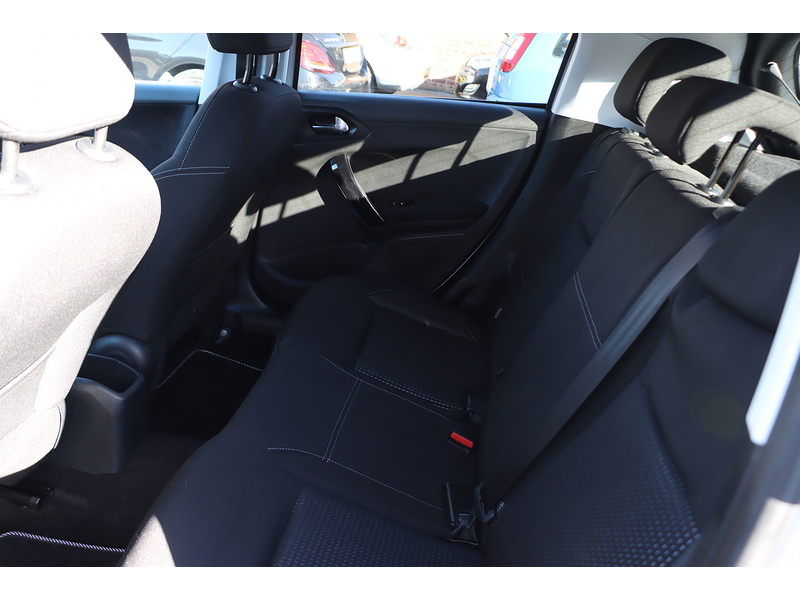 Peugeot 1.2 PURETECH TECH EDITION HATCHBACK 5DR PETROL MANUAL SATNAV BLUETOOTH DAB STEREO REAR CAMERA PARKING AIDS 2 OWNERS ONLY 54000 MILES SH NO ULEZ CHARGE 72-74 Mitcham Road