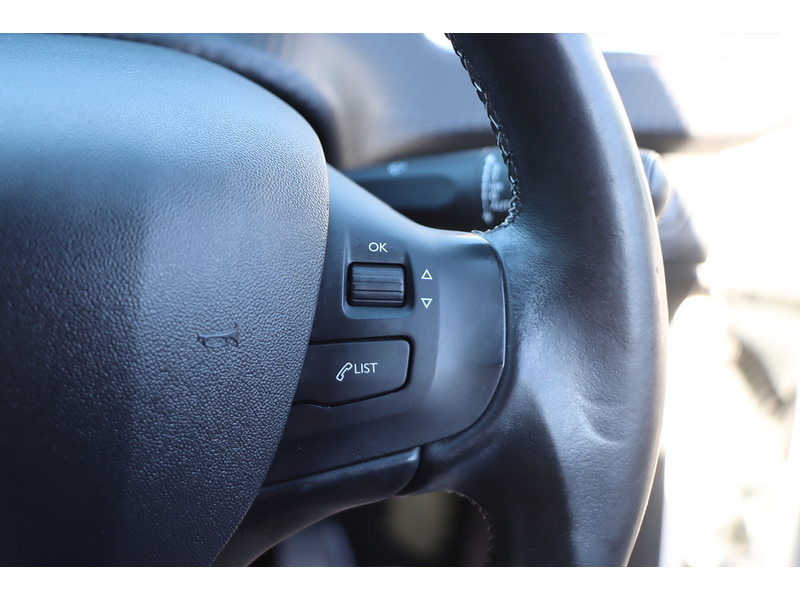 Peugeot 1.2 PURETECH TECH EDITION HATCHBACK 5DR PETROL MANUAL SATNAV BLUETOOTH DAB STEREO REAR CAMERA PARKING AIDS 2 OWNERS ONLY 54000 MILES SH NO ULEZ CHARGE 72-74 Mitcham Road