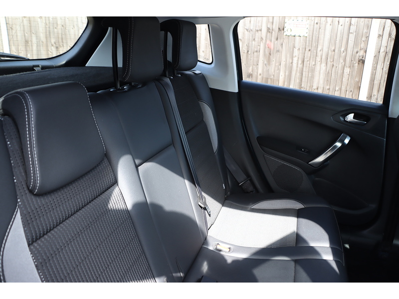 Peugeot 1.2 PURETECH ALLURE SUV 5DR PETROL MANUAL SAT NAV BLUETOOTH DAB STEREO APPLE CARPLAY PARKING AIDS SAME OWNER FOR 4 YEARS 43000 MILES SH NO ULEZ CHARGE 72-74 Mitcham Road