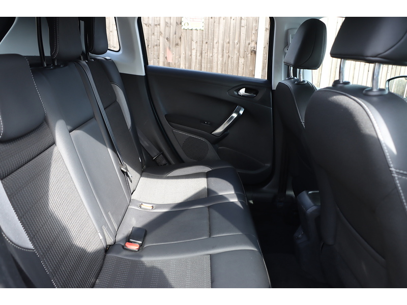 Peugeot 1.2 PURETECH ALLURE SUV 5DR PETROL MANUAL SAT NAV BLUETOOTH DAB STEREO APPLE CARPLAY PARKING AIDS SAME OWNER FOR 4 YEARS 43000 MILES SH NO ULEZ CHARGE 72-74 Mitcham Road