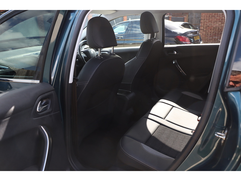 Peugeot 1.2 PURETECH ALLURE SUV 5DR PETROL MANUAL SAT NAV BLUETOOTH DAB STEREO APPLE CARPLAY PARKING AIDS SAME OWNER FOR 4 YEARS 43000 MILES SH NO ULEZ CHARGE 72-74 Mitcham Road