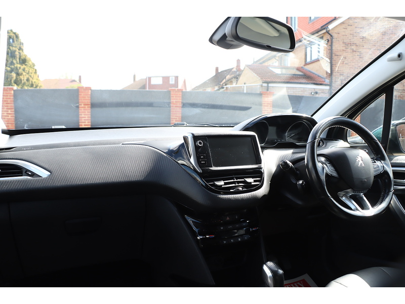 Peugeot 1.2 PURETECH ALLURE SUV 5DR PETROL MANUAL SAT NAV BLUETOOTH DAB STEREO APPLE CARPLAY PARKING AIDS SAME OWNER FOR 4 YEARS 43000 MILES SH NO ULEZ CHARGE 72-74 Mitcham Road