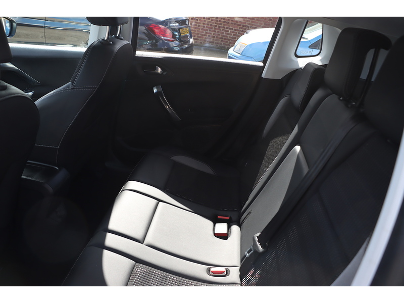 Peugeot 1.2 PURETECH ALLURE SUV 5DR PETROL MANUAL SAT NAV BLUETOOTH DAB STEREO APPLE CARPLAY PARKING AIDS SAME OWNER FOR 4 YEARS 43000 MILES SH NO ULEZ CHARGE 72-74 Mitcham Road