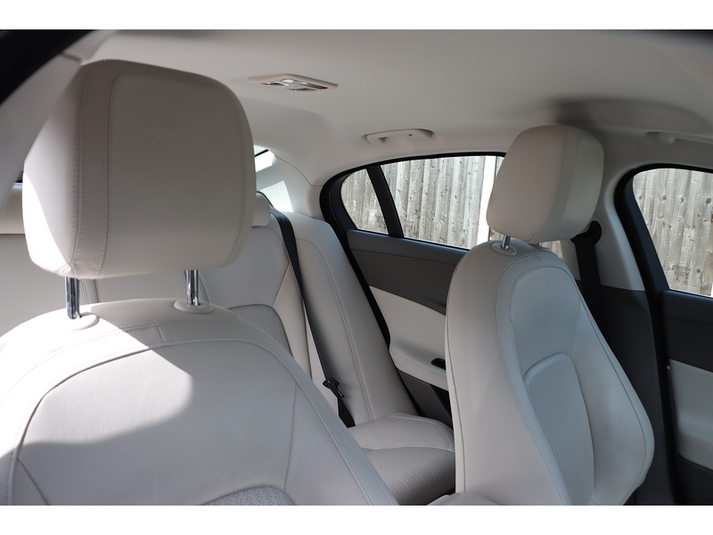 Jaguar 2.0I PORTFOLIO SALOON 4DR PETROL AWD AUTO HEATED SEATS SAT NAV BLUETOOTH DAB STEREO REAR CAMERA WITH PARKING AIDS ONLY 58000 MILES SH NO ULEZ CHARGE 72-74 Mitcham Road