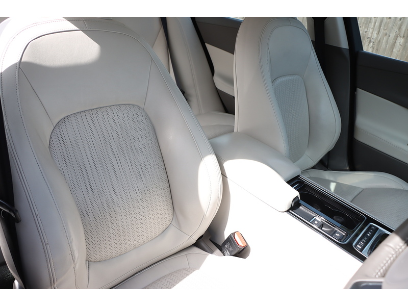 Jaguar 2.0I PORTFOLIO SALOON 4DR PETROL AWD AUTO HEATED SEATS SAT NAV BLUETOOTH DAB STEREO REAR CAMERA WITH PARKING AIDS ONLY 58000 MILES SH NO ULEZ CHARGE 72-74 Mitcham Road