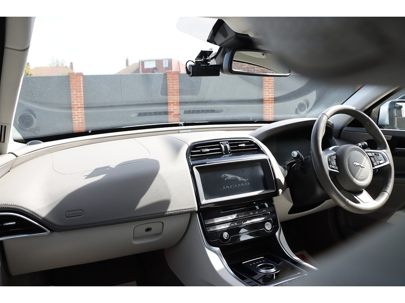 Jaguar 2.0I PORTFOLIO SALOON 4DR PETROL AWD AUTO HEATED SEATS SAT NAV BLUETOOTH DAB STEREO REAR CAMERA WITH PARKING AIDS ONLY 58000 MILES SH NO ULEZ CHARGE 72-74 Mitcham Road
