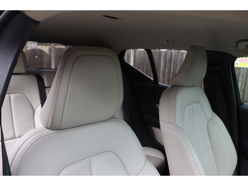 Volvo 2.0 B4 MHEV INSCRIPTION PRO SUV 5DR PETROL HYBRID AUTO HEATED SEATS SATNAV BLUETOOTH DAB STEREO PARKING AIDS JUST 1 OWNER FROM NEW ONLY 19000 MILES SH 92-96 Mitcham Road