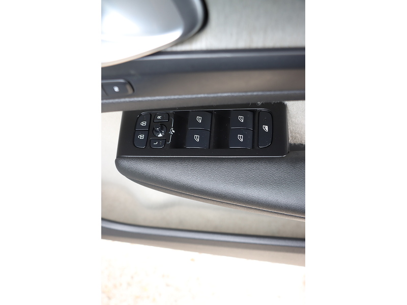 Volvo 2.0 B4 MHEV INSCRIPTION PRO SUV 5DR PETROL HYBRID AUTO HEATED SEATS SATNAV BLUETOOTH DAB STEREO PARKING AIDS JUST 1 OWNER FROM NEW ONLY 19000 MILES SH 92-96 Mitcham Road