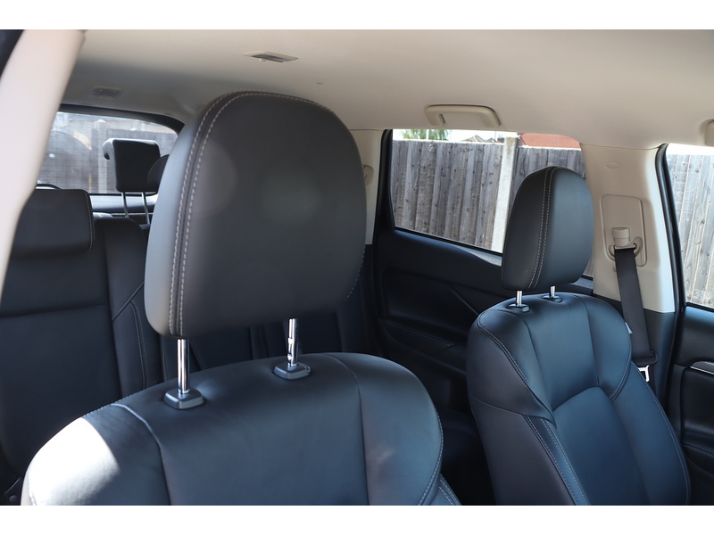 Mitsubishi 2.0 MIVEC EXCEED SUV 5DR PETROL CVT 4WD AUTO 7 SEATER HEATED SEATS SAT NAV BLUETOOTH DAB STEREO APPLE CARPLAY REAR & 360 CAMERA 1 OWNER 23000 MILES SH 72-74 Mitcham Road