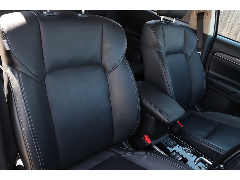 Mitsubishi 2.0 MIVEC EXCEED SUV 5DR PETROL CVT 4WD AUTO 7 SEATER HEATED SEATS SAT NAV BLUETOOTH DAB STEREO APPLE CARPLAY REAR & 360 CAMERA 1 OWNER 23000 MILES SH 72-74 Mitcham Road