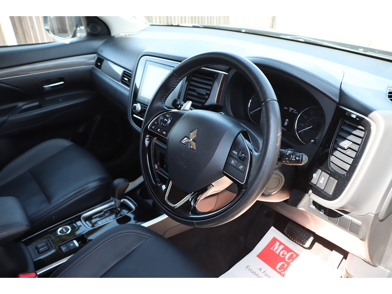 Mitsubishi 2.0 MIVEC EXCEED SUV 5DR PETROL CVT 4WD AUTO 7 SEATER HEATED SEATS SAT NAV BLUETOOTH DAB STEREO APPLE CARPLAY REAR & 360 CAMERA 1 OWNER 23000 MILES SH 72-74 Mitcham Road