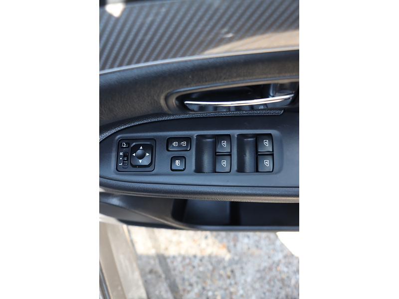 Mitsubishi 2.0 MIVEC EXCEED SUV 5DR PETROL CVT 4WD AUTO 7 SEATER HEATED SEATS SAT NAV BLUETOOTH DAB STEREO APPLE CARPLAY REAR & 360 CAMERA 1 OWNER 23000 MILES SH 72-74 Mitcham Road
