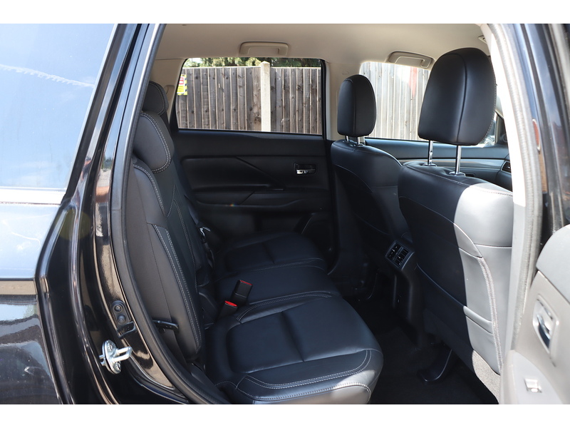 Mitsubishi 2.0 MIVEC EXCEED SUV 5DR PETROL CVT 4WD AUTO 7 SEATER HEATED SEATS SAT NAV BLUETOOTH DAB STEREO APPLE CARPLAY REAR & 360 CAMERA 1 OWNER 23000 MILES SH 72-74 Mitcham Road