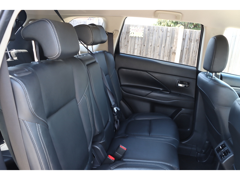 Mitsubishi 2.0 MIVEC EXCEED SUV 5DR PETROL CVT 4WD AUTO 7 SEATER HEATED SEATS SAT NAV BLUETOOTH DAB STEREO APPLE CARPLAY REAR & 360 CAMERA 1 OWNER 23000 MILES SH 72-74 Mitcham Road