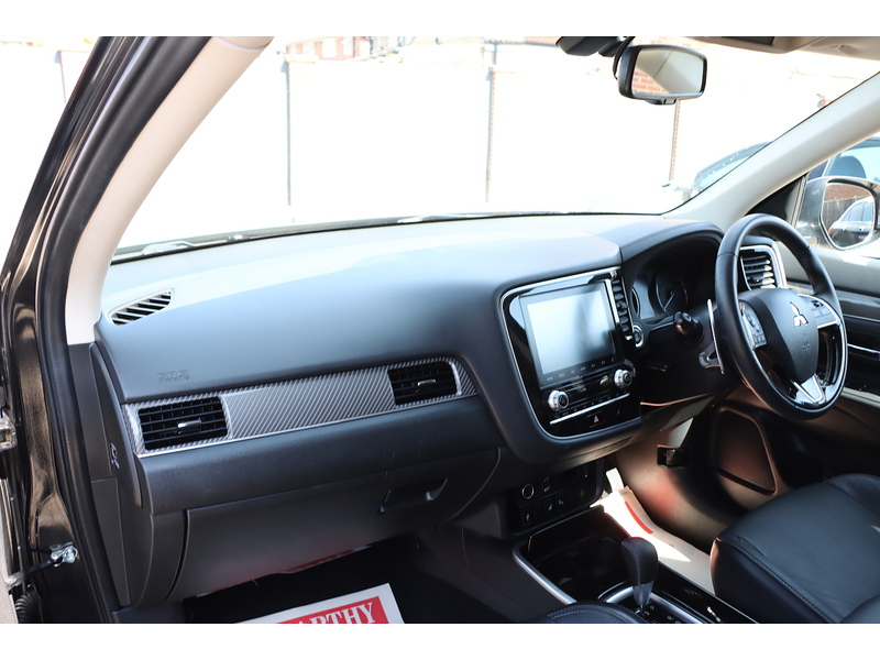 Mitsubishi 2.0 MIVEC EXCEED SUV 5DR PETROL CVT 4WD AUTO 7 SEATER HEATED SEATS SAT NAV BLUETOOTH DAB STEREO APPLE CARPLAY REAR & 360 CAMERA 1 OWNER 23000 MILES SH 72-74 Mitcham Road