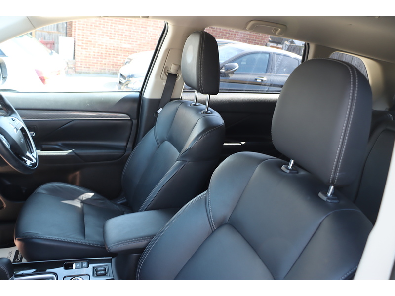 Mitsubishi 2.0 MIVEC EXCEED SUV 5DR PETROL CVT 4WD AUTO 7 SEATER HEATED SEATS SAT NAV BLUETOOTH DAB STEREO APPLE CARPLAY REAR & 360 CAMERA 1 OWNER 23000 MILES SH 72-74 Mitcham Road