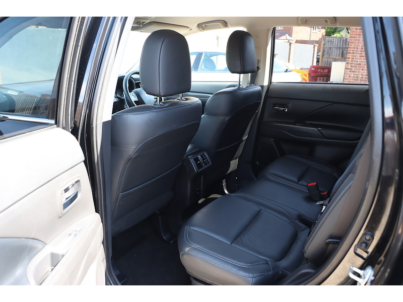 Mitsubishi 2.0 MIVEC EXCEED SUV 5DR PETROL CVT 4WD AUTO 7 SEATER HEATED SEATS SAT NAV BLUETOOTH DAB STEREO APPLE CARPLAY REAR & 360 CAMERA 1 OWNER 23000 MILES SH 72-74 Mitcham Road