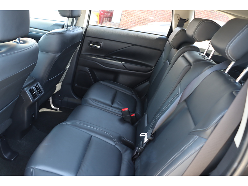 Mitsubishi 2.0 MIVEC EXCEED SUV 5DR PETROL CVT 4WD AUTO 7 SEATER HEATED SEATS SAT NAV BLUETOOTH DAB STEREO APPLE CARPLAY REAR & 360 CAMERA 1 OWNER 23000 MILES SH 72-74 Mitcham Road