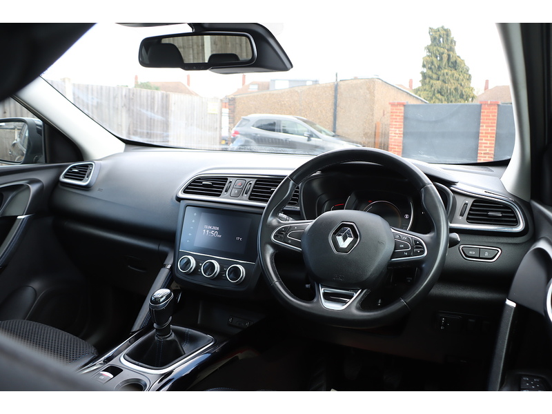 Renault 1.3 TCE S EDITION SUV 5DR PETROL MANUAL PAN ROOF SAT NAV BLUETOOTH DAB STEREO APPLE CARPLAY REAR CAMERA PARKING AIDS JUST 2 OWNERS ONLY 43000 MILES SH 72-74 Mitcham Road