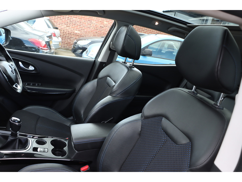 Renault 1.3 TCE S EDITION SUV 5DR PETROL MANUAL PAN ROOF SAT NAV BLUETOOTH DAB STEREO APPLE CARPLAY REAR CAMERA PARKING AIDS JUST 2 OWNERS ONLY 43000 MILES SH 72-74 Mitcham Road