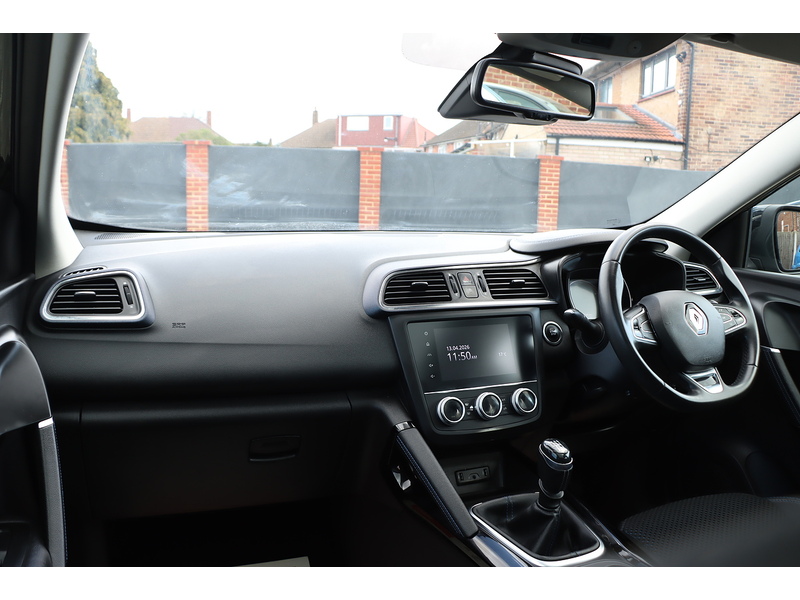 Renault 1.3 TCE S EDITION SUV 5DR PETROL MANUAL PAN ROOF SAT NAV BLUETOOTH DAB STEREO APPLE CARPLAY REAR CAMERA PARKING AIDS JUST 2 OWNERS ONLY 43000 MILES SH 72-74 Mitcham Road