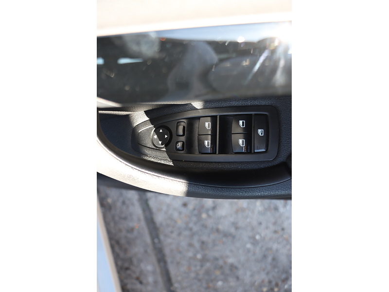 BMW 1.5 25E 10KWH M SPORT SUV 5DR PETROL PLUG-IN HYBRID XDRIVE AUTO HEATED SEATS SAT NAV BLUETOOTH APPLE CARPLAY PARKING AIDS JUST 1 OWNER 61000 MILES FSH 72-74 Mitcham Road