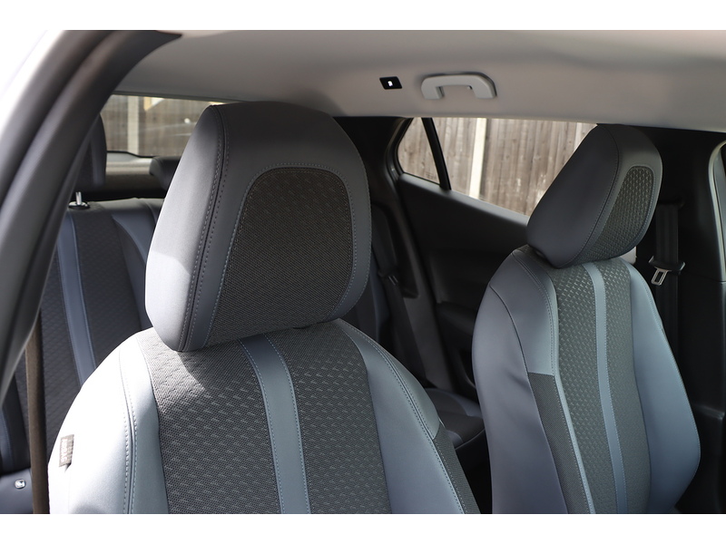 Peugeot 1.2 PureTech Allure Premium SUV 5dr Petrol Manual Euro 6 (s/s) (130 ps) 72-74 Mitcham Road