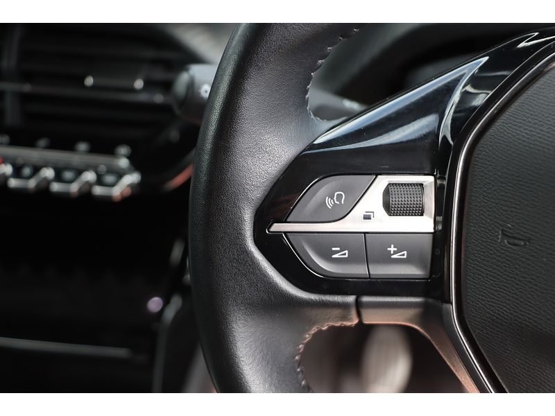 Peugeot 1.2 PureTech Allure Premium SUV 5dr Petrol Manual Euro 6 (s/s) (130 ps) 72-74 Mitcham Road