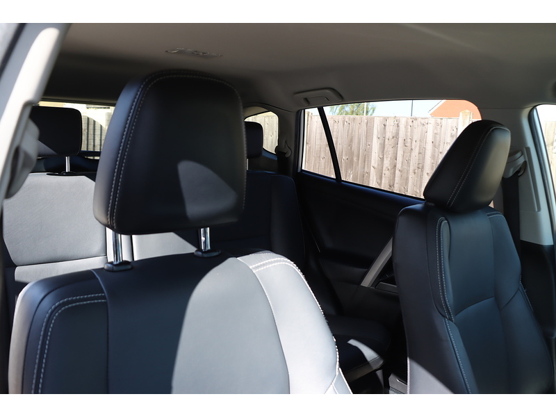 Toyota 2.5 VVT-H EXCEL SUV 5DR PETROL HYBRID CVT 4WD AUTO HEATED SEATS SAT NAV BLUETOOTH REAR CAM PARKING AIDS 2 OWNERS 43000 MILES FSH 9 SERVICES £35 TO TAX 72-74 Mitcham Road